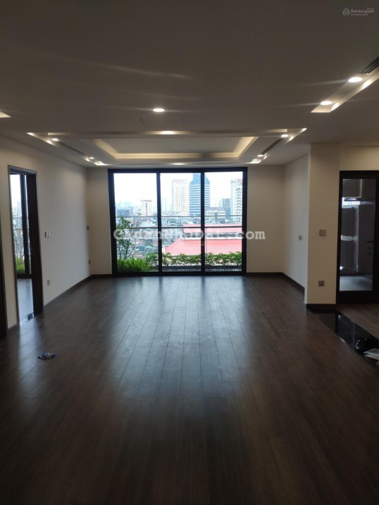 Cho thuê căn góc thương mại 3PN, 138m2, tầng trung hướng đẹp tại Green Diamond - 93 Láng Hạ